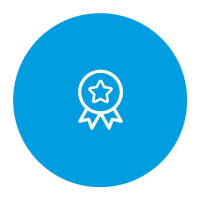 Weißes Auszeichnungs-Icon mit Stern auf blauem Kreis