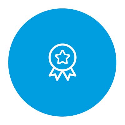 Weißes Auszeichnungs-Icon mit Stern auf blauem Kreis