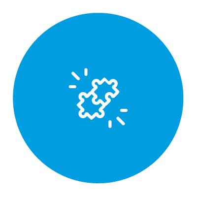 Blaues Kreis-Icon mit zwei verbundenen Puzzleteilen