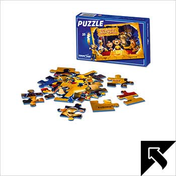 Puzzle mit Verpackung und verstreuten Puzzleteilen auf weißem Hintergrund