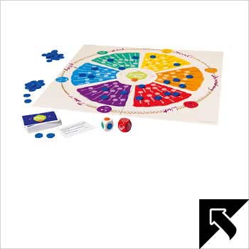 Buntes Rundspiel-Brett mit Spielfiguren, Würfeln und Karten auf weißem Hintergrund