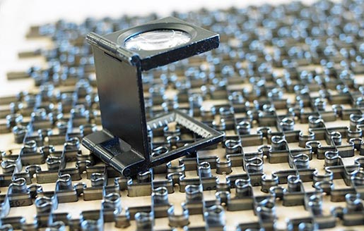 Lupenwerkzeug auf einer Puzzle-Stanze