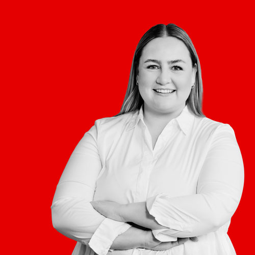 Kontaktperson Sarah Lampert auf rotem Hintergrund
