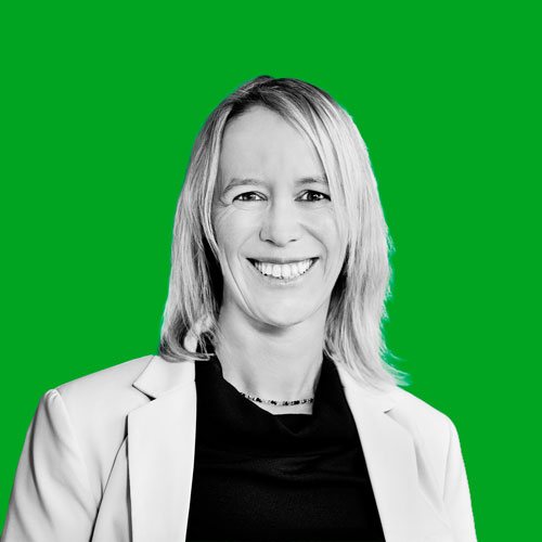 Kontaktperson Yvonne Jaudas auf grünem Hintergrund
